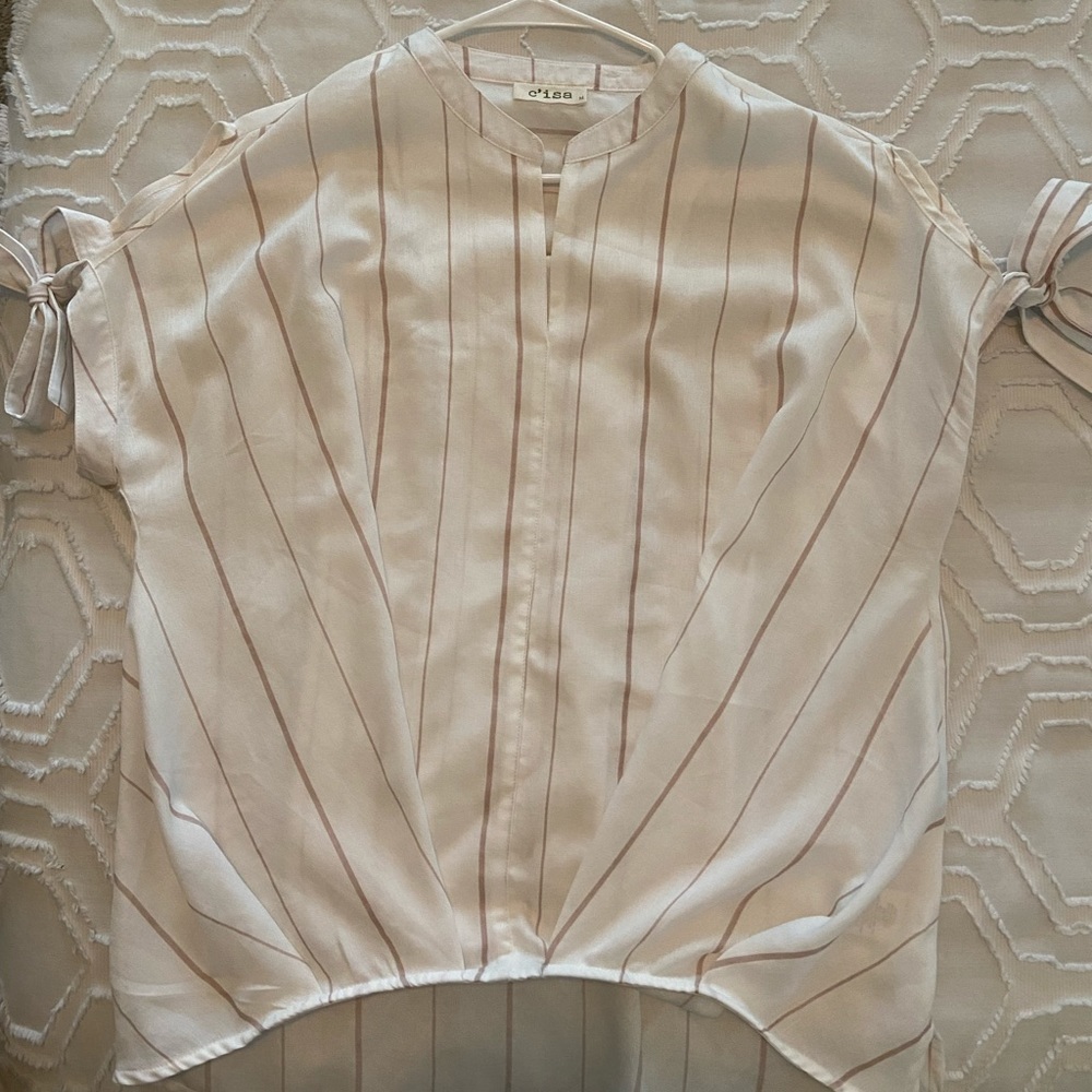 Women’s short sleeve shirt size medium
